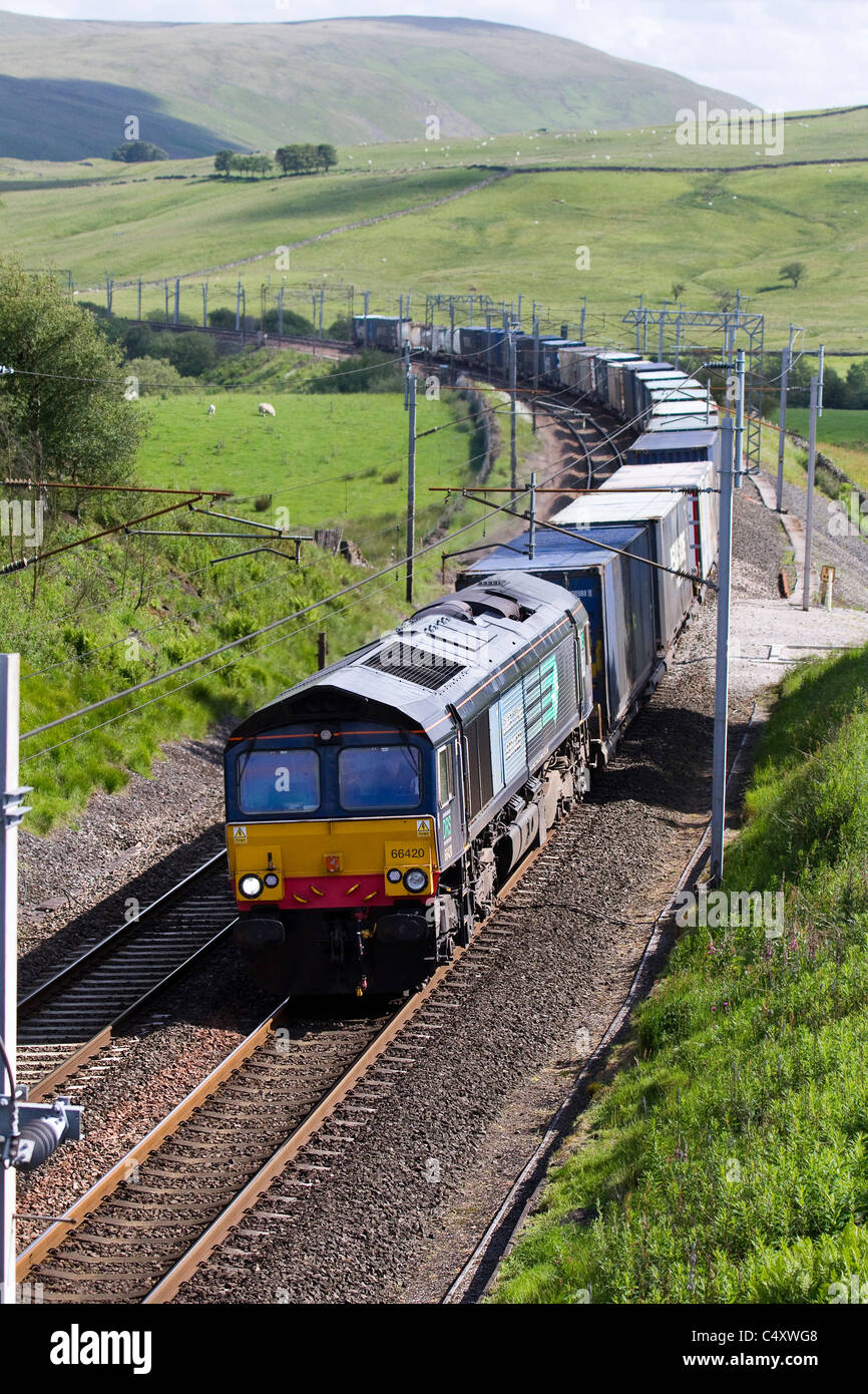 British Railways    Diesel Direct Rail Services DRS 66420   long train de marchandises Shap croissant, West Coast Line, Cumbria, Royaume-Uni Banque D'Images