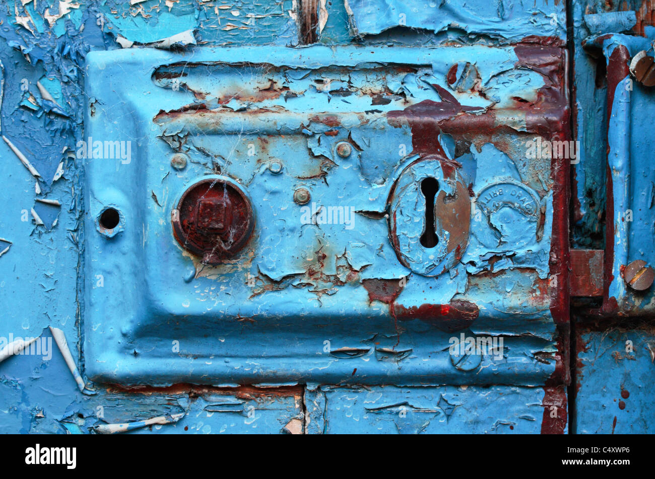 L'épluchage des couches de peinture bleu sur une serrure de porte ancienne Banque D'Images