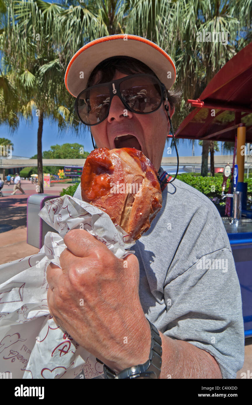 Epcot Center Orlando Floride woman eating énorme cuisse de dinde Banque D'Images
