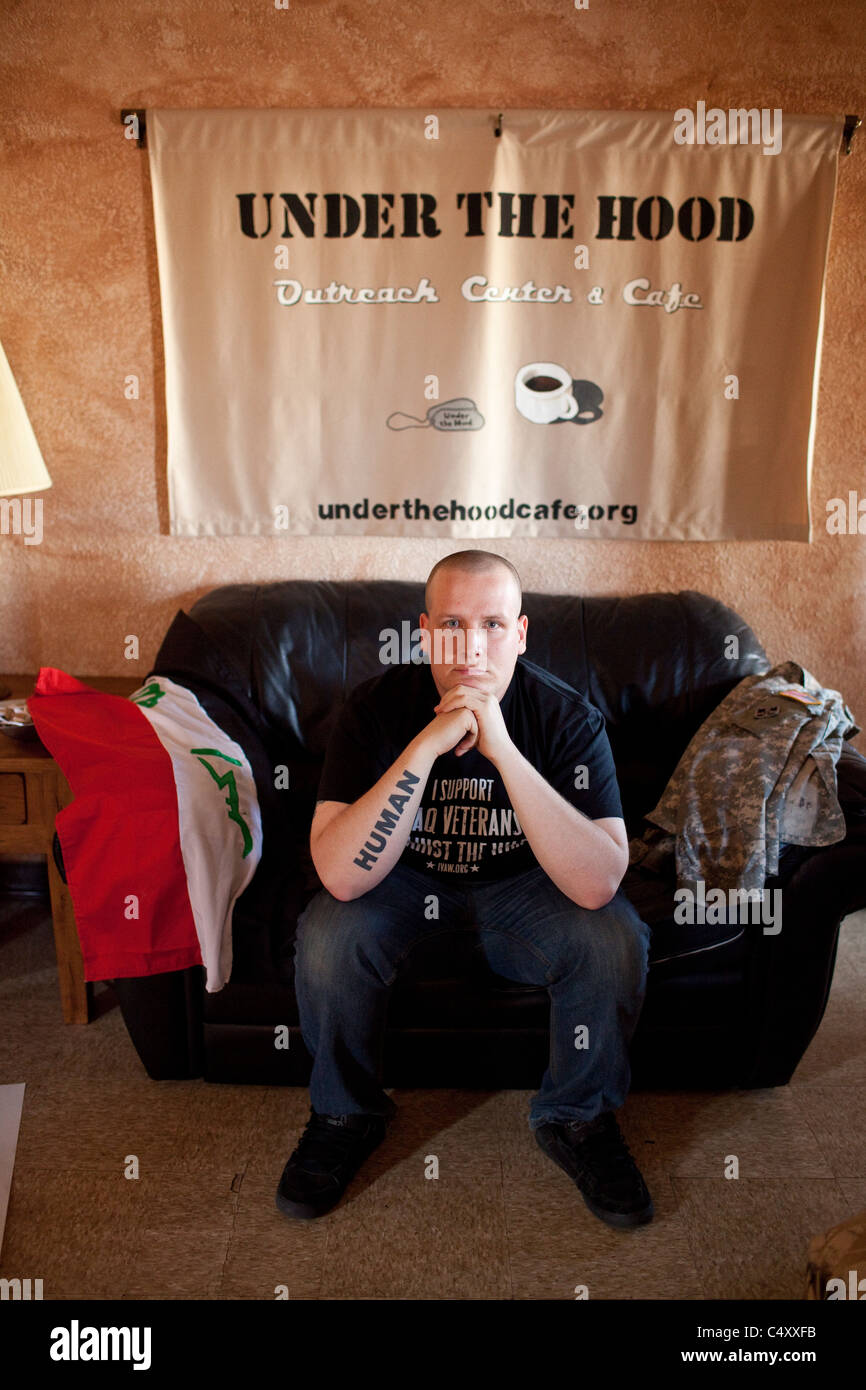 Vétéran de la guerre en Irak, Michael Kern, chef de Anciens combattants irakiens contre la guerre à la paix sous le capot 'house' à Killeen, Texas Banque D'Images Vétéran de la guerre en Irak, Michael Kern, chef de Anciens combattants irakiens contre la guerre à la paix sous le capot 'house' à Killeen, Texas Banque D'Images