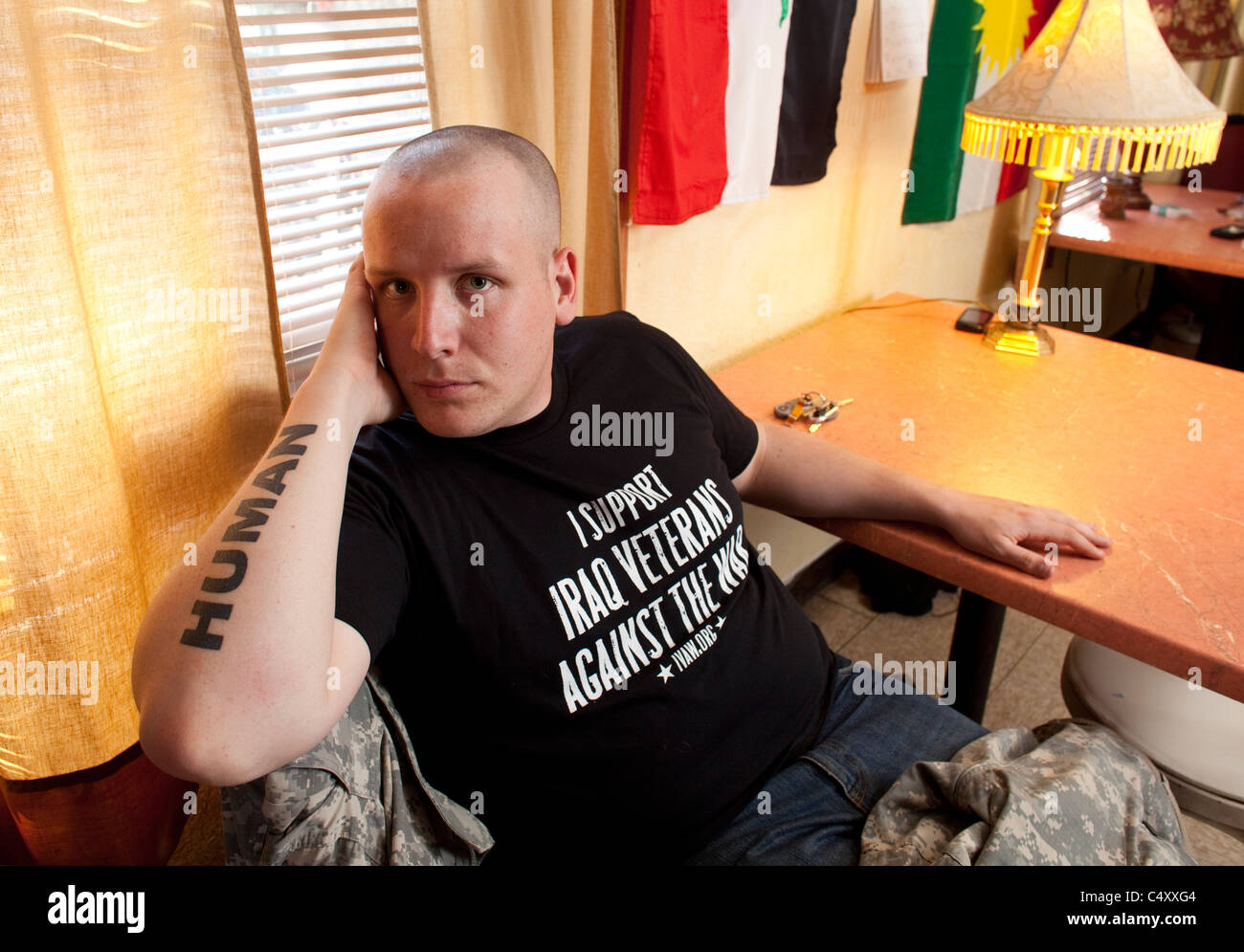 Vétéran de la guerre en Irak, Michael Kern, chef de Anciens combattants irakiens contre la guerre à la paix sous le capot 'house' à Killeen, Texas Banque D'Images Vétéran de la guerre en Irak, Michael Kern, chef de Anciens combattants irakiens contre la guerre à la paix sous le capot 'house' à Killeen, Texas Banque D'Images