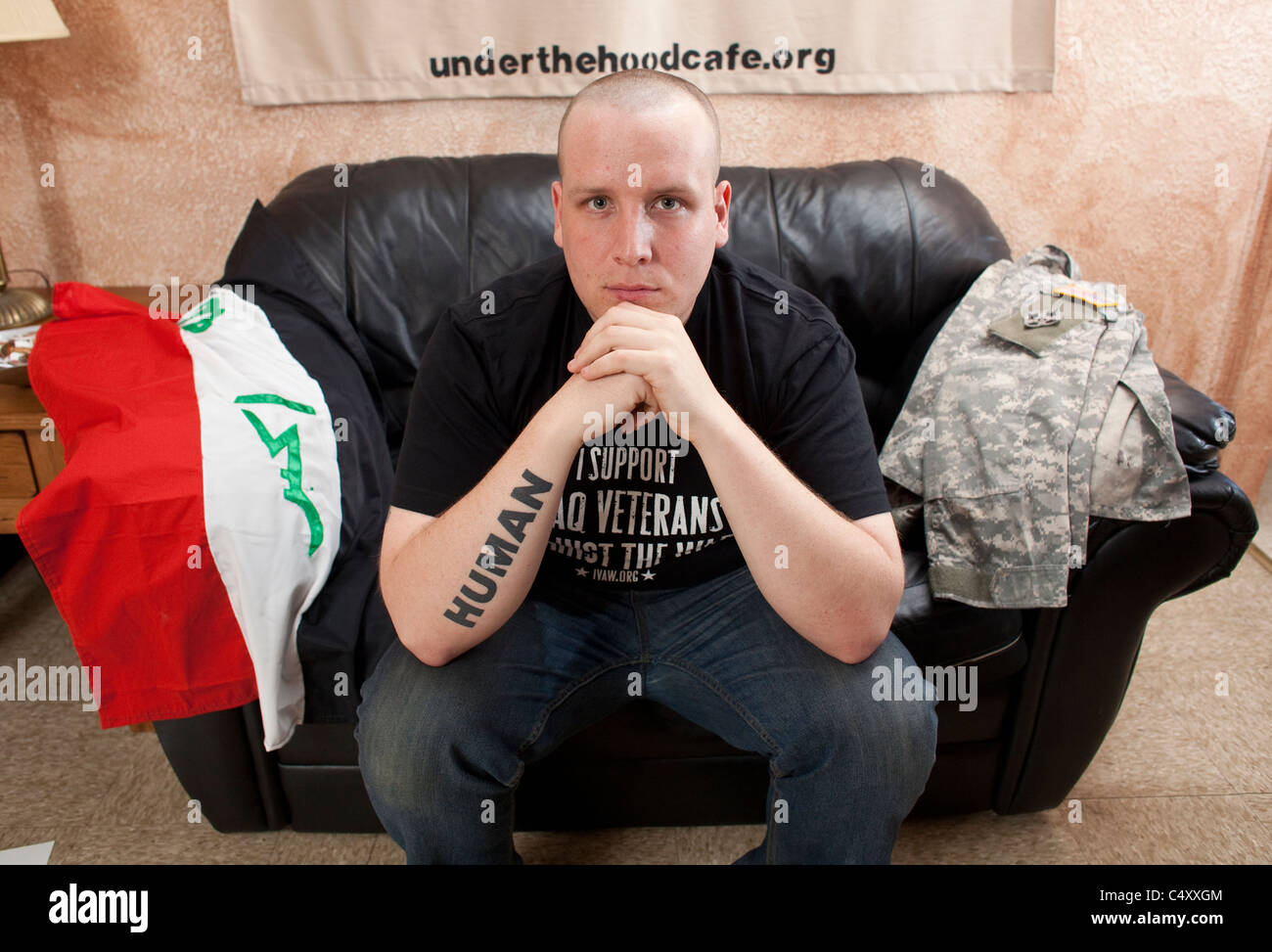 Vétéran de la guerre en Irak, Michael Kern, chef de Anciens combattants irakiens contre la guerre à la paix sous le capot 'house' à Killeen, Texas Banque D'Images Vétéran de la guerre en Irak, Michael Kern, chef de Anciens combattants irakiens contre la guerre à la paix sous le capot 'house' à Killeen, Texas Banque D'Images