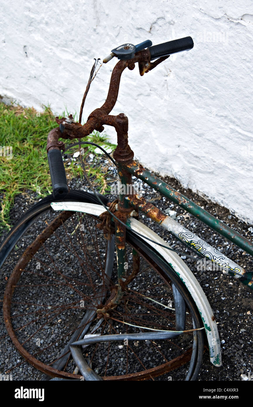 Un vieux vélo Rouillé s'appuie contre un mur à Cape Otway près du phare de la Great Ocean Road Victoria Apollo Bay Australie Banque D'Images