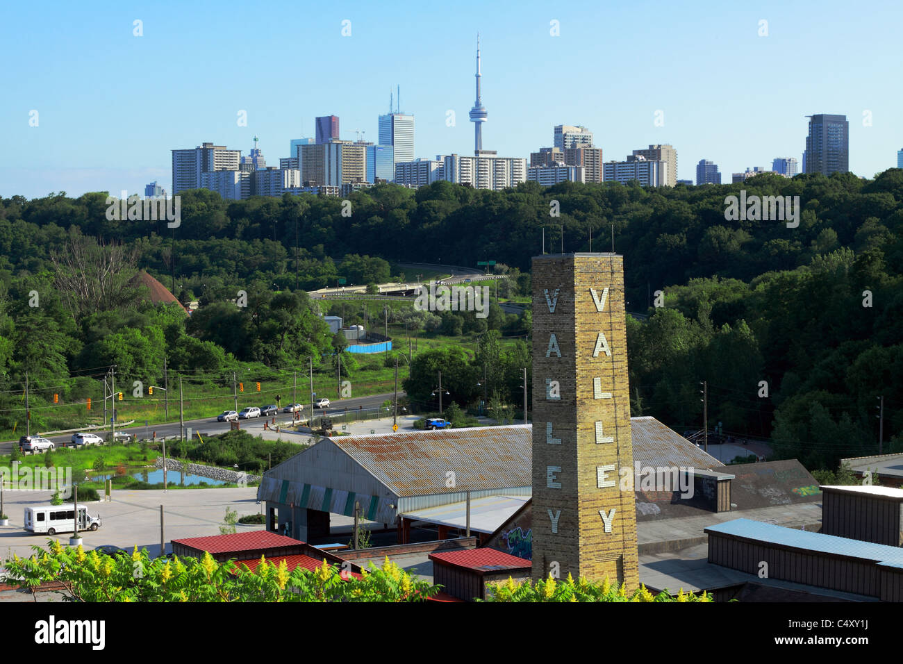 Don Valley Brick Works Park avec Toronto skyline en arrière-plan Banque D'Images