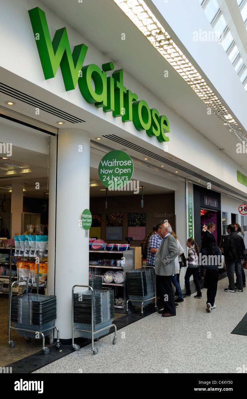 Les gens de l'extérieur supermarché Waitrose dans une station-service, Hertfordshire, Angleterre, Royaume-Uni Banque D'Images