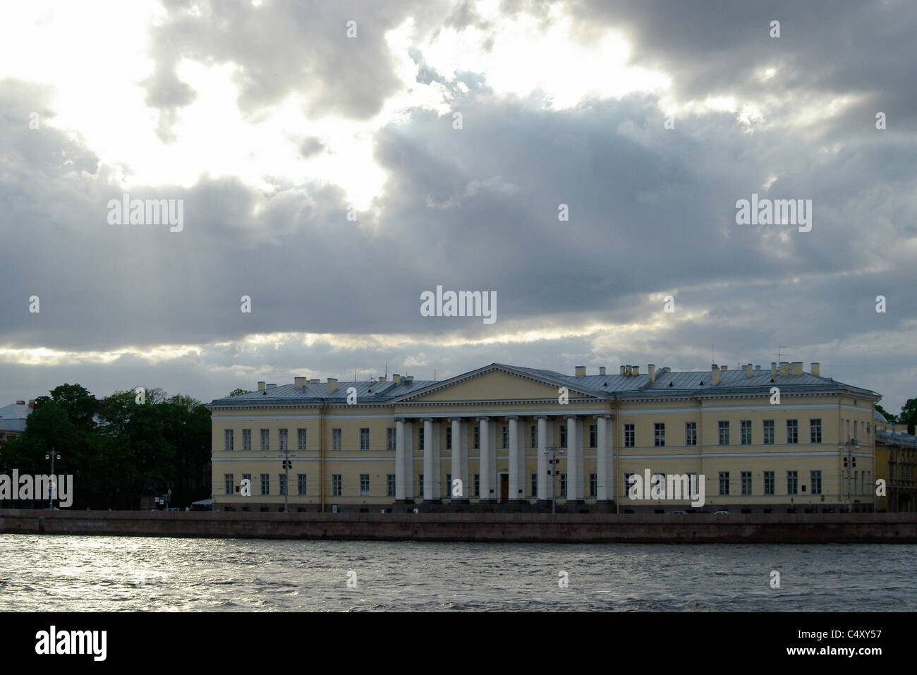 La Russie. Saint-pétersbourg. Académie des Sciences. Soleil. Cloud. Banque D'Images