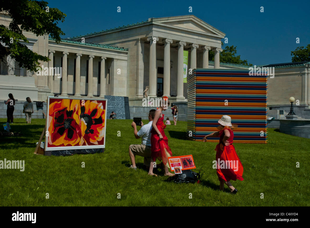 Les jeunes prennent part à l'événement d'art sur le terrain de la Albright-Knox Art Gallery, Buffalo, New York, USA. Banque D'Images