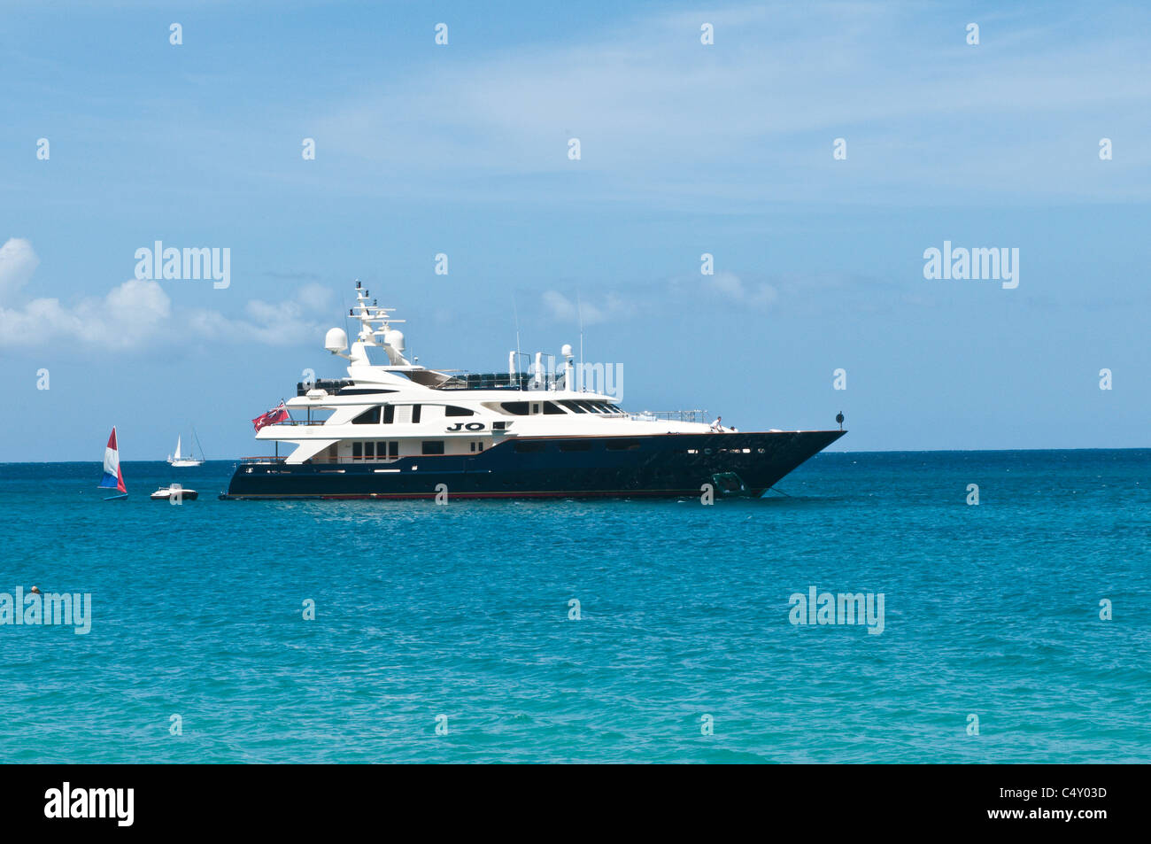 Yacht de luxe ancré à Lower Bay Beach, Bequia, Saint-Vincent-et-les Grenadines. Banque D'Images