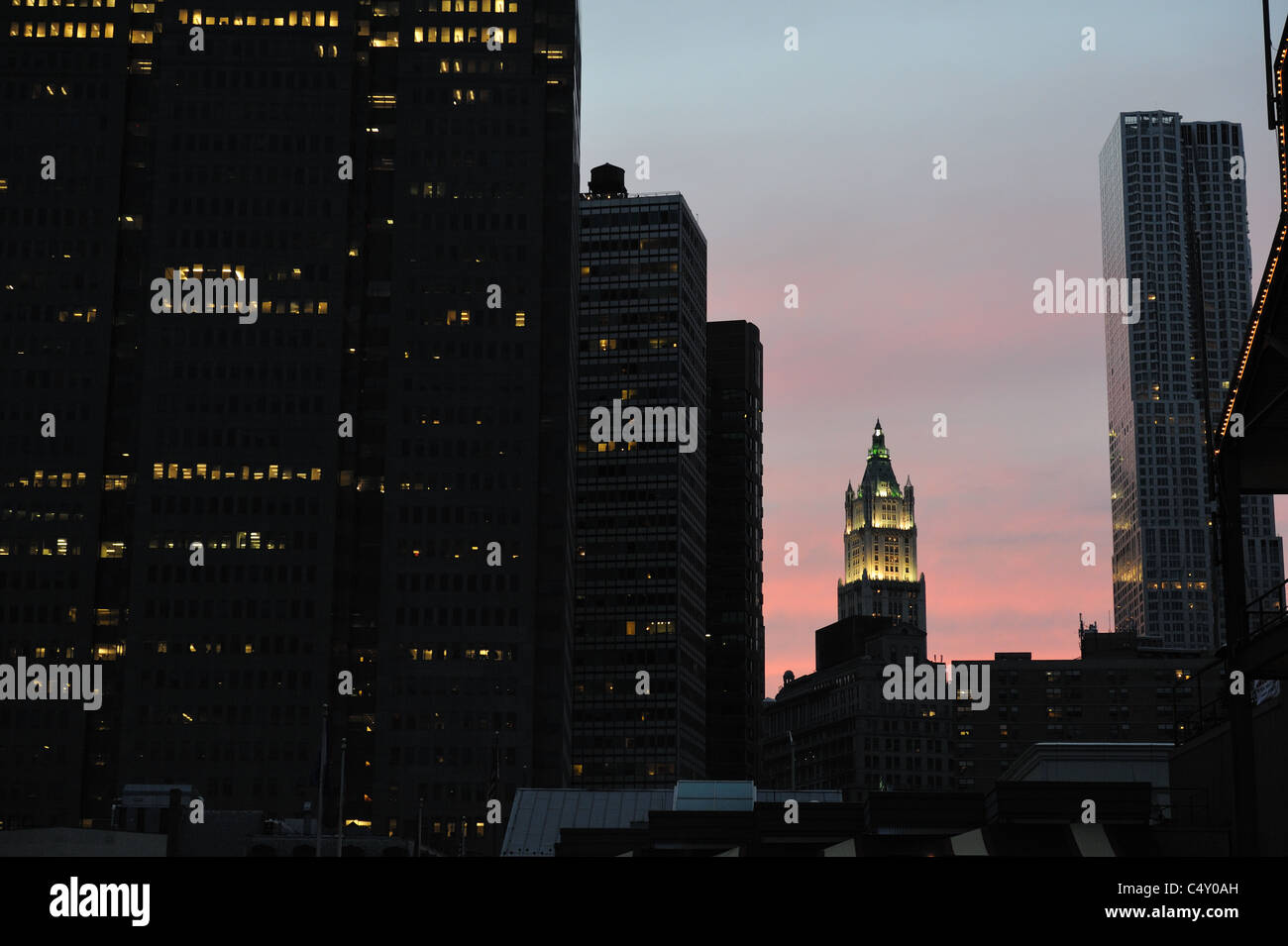 Le Woolworth Building dans le Lower Manhattan au coucher du soleil. Il a été achevé en 1913. Cass Gilbert a été l'architecte. Banque D'Images