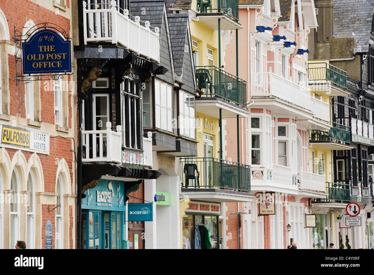 Les bâtiments anciens le long de la promenade Waterfront, Dartmouth, Devon, Angleterre Banque D'Images