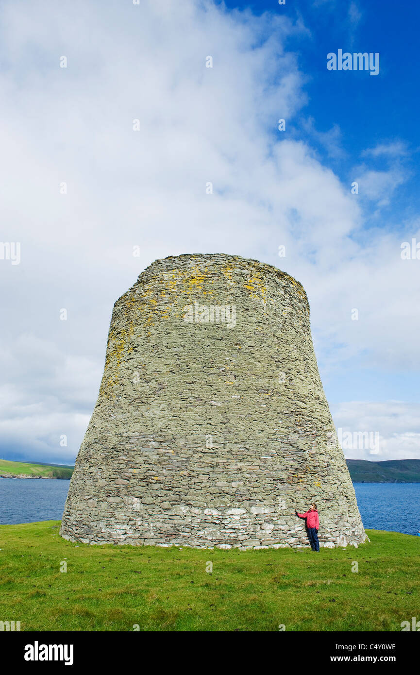 Broch de Mousa, ca 100 BC, le plus beau bâtiment préhistorique en Europe. Mousa, Shetland, Écosse Banque D'Images