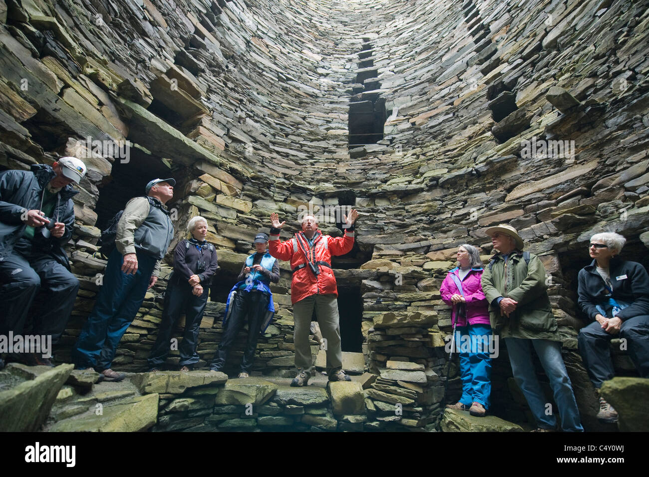 Vinnie historien Butler explique histoire de Broch de Mousa, ca 100 BC, le plus beau bâtiment préhistorique en Europe. Mousa, Shetland Banque D'Images