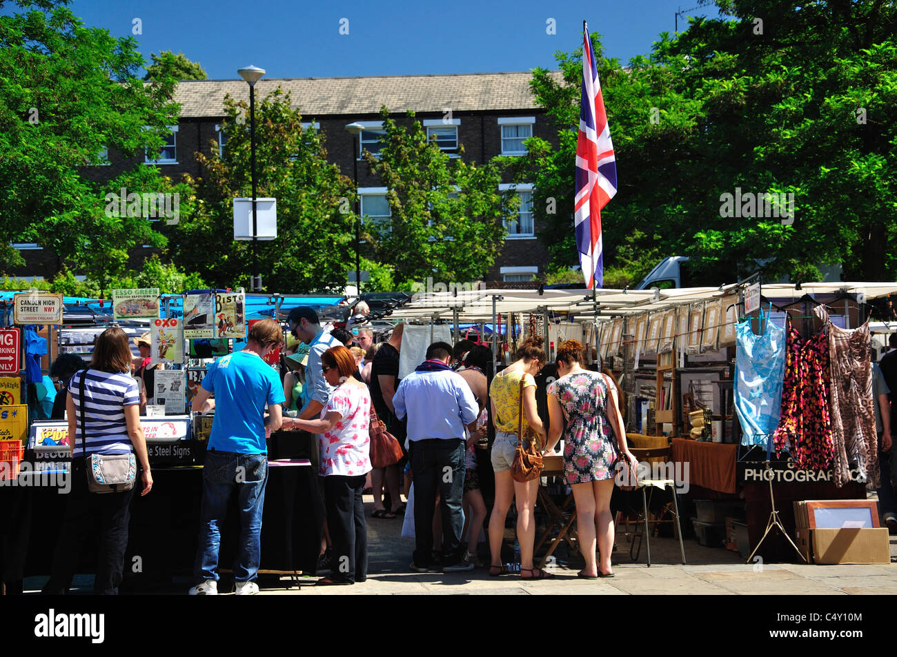 Marché d'antiquités de Clocktower, High Street, Greenwich, London Borough of Greenwich, Greater London, Angleterre, Royaume-Uni Banque D'Images