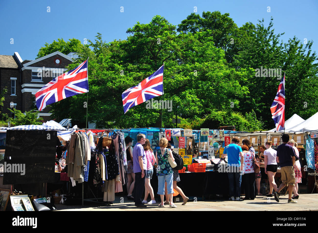 Marché d'antiquités de Clocktower, High Street, Greenwich, London Borough of Greenwich, Greater London, Angleterre, Royaume-Uni Banque D'Images
