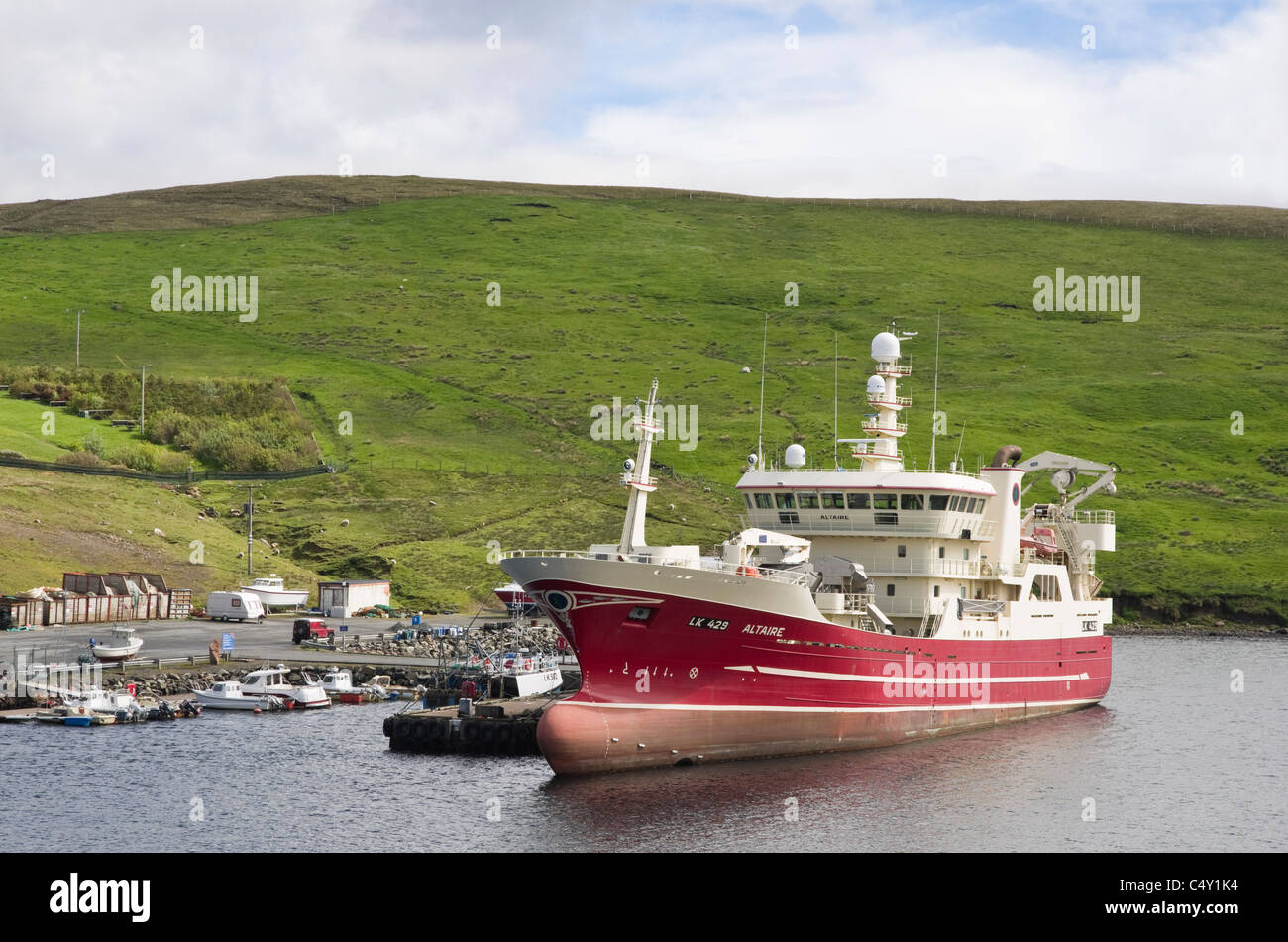 Bateau de pêche hauturière pélagique Altaire chalutier amarré dans le port. Collafirth, Northmavine, Shetland, Scotland, UK, Grande-Bretagne. Banque D'Images