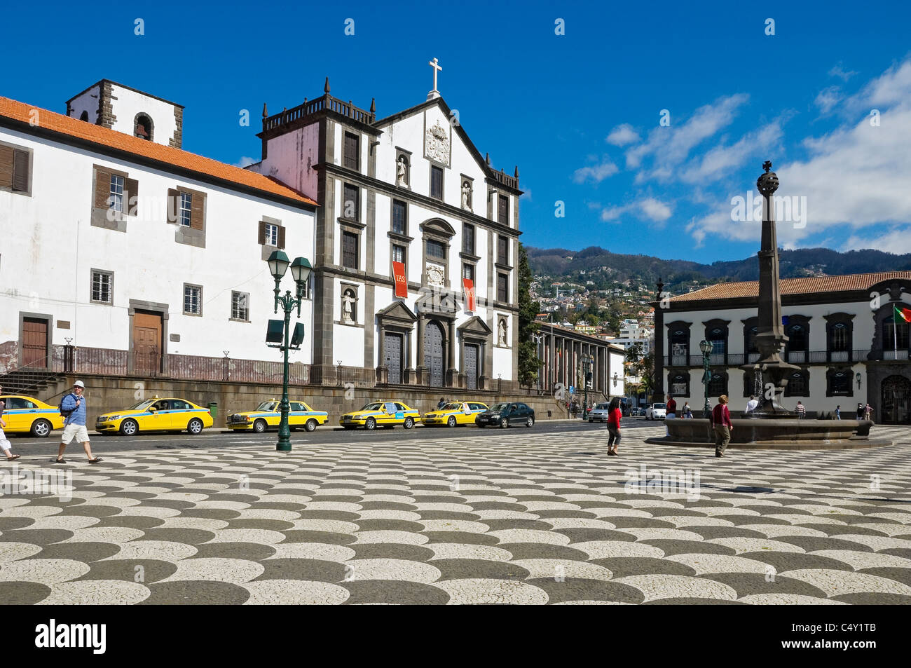 Eglise Igreja do Colegio place principale dans la ville Centre Praca do Municipio Funchal Madère Portugal Europe Banque D'Images