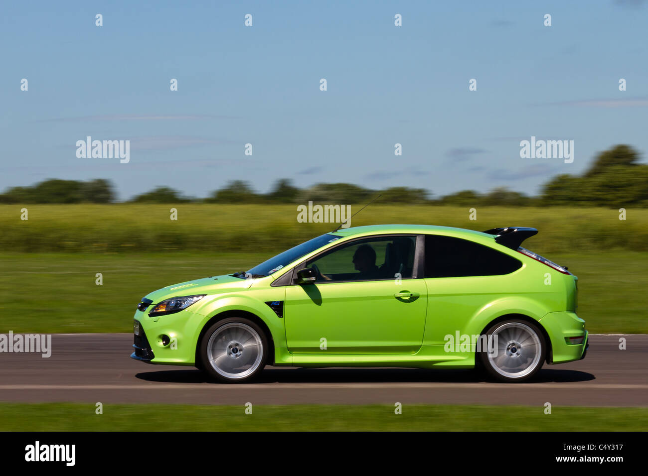 Une Ford Focus RS de la conduite sur circuit de Castle Combe. Banque D'Images