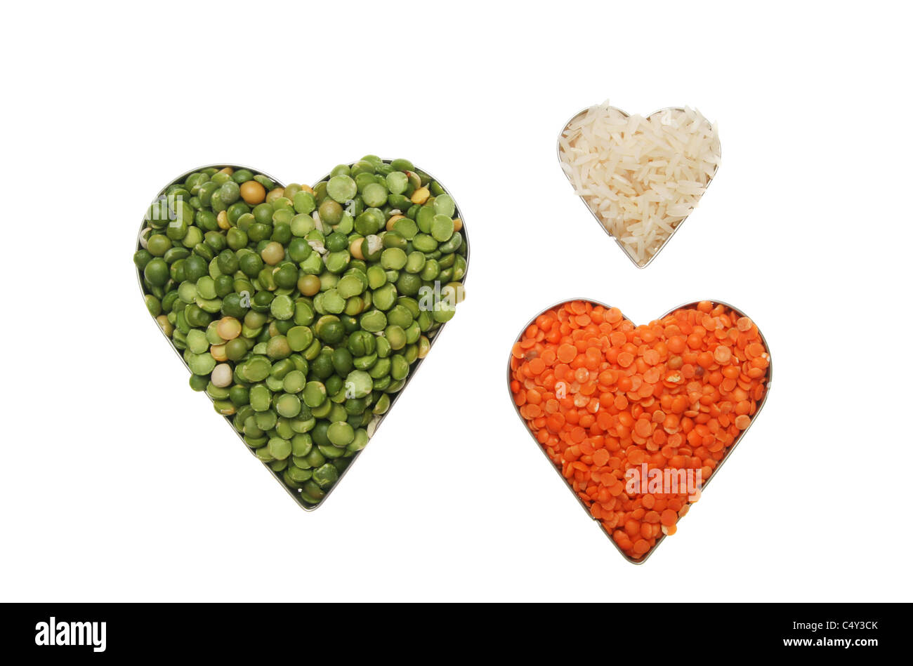 Les lentilles pois cassés secs dans des cadres en forme de coeur Banque D'Images