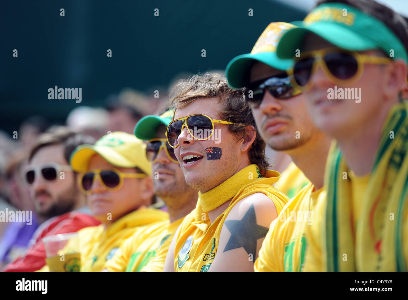 Des fans de tennis de Wimbledon 2011 Wimbledon Lawn Tennis Club WIMBLEDON ANGLETERRE 21 Juin 2011 Banque D'Images