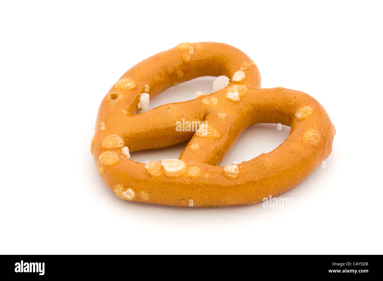 Seul bretzel salé isolated on white Banque D'Images