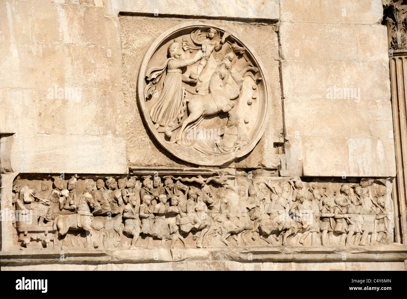 Italie, Rome, arche de Constantin, frise bas relief Banque D'Images