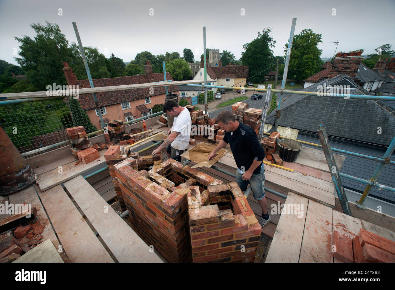 Construire une cheminée, Stoke par Clare, Suffolk, Angleterre sur la maison des photographes. 28 Juin 2011 Banque D'Images