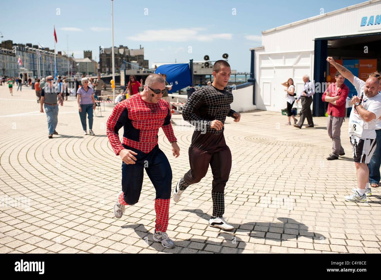 Deux hommes de spiderman fancy dress costumes dans une course parrainée en faveur des Tenovus cancer, Aberystwyth UM Banque D'Images