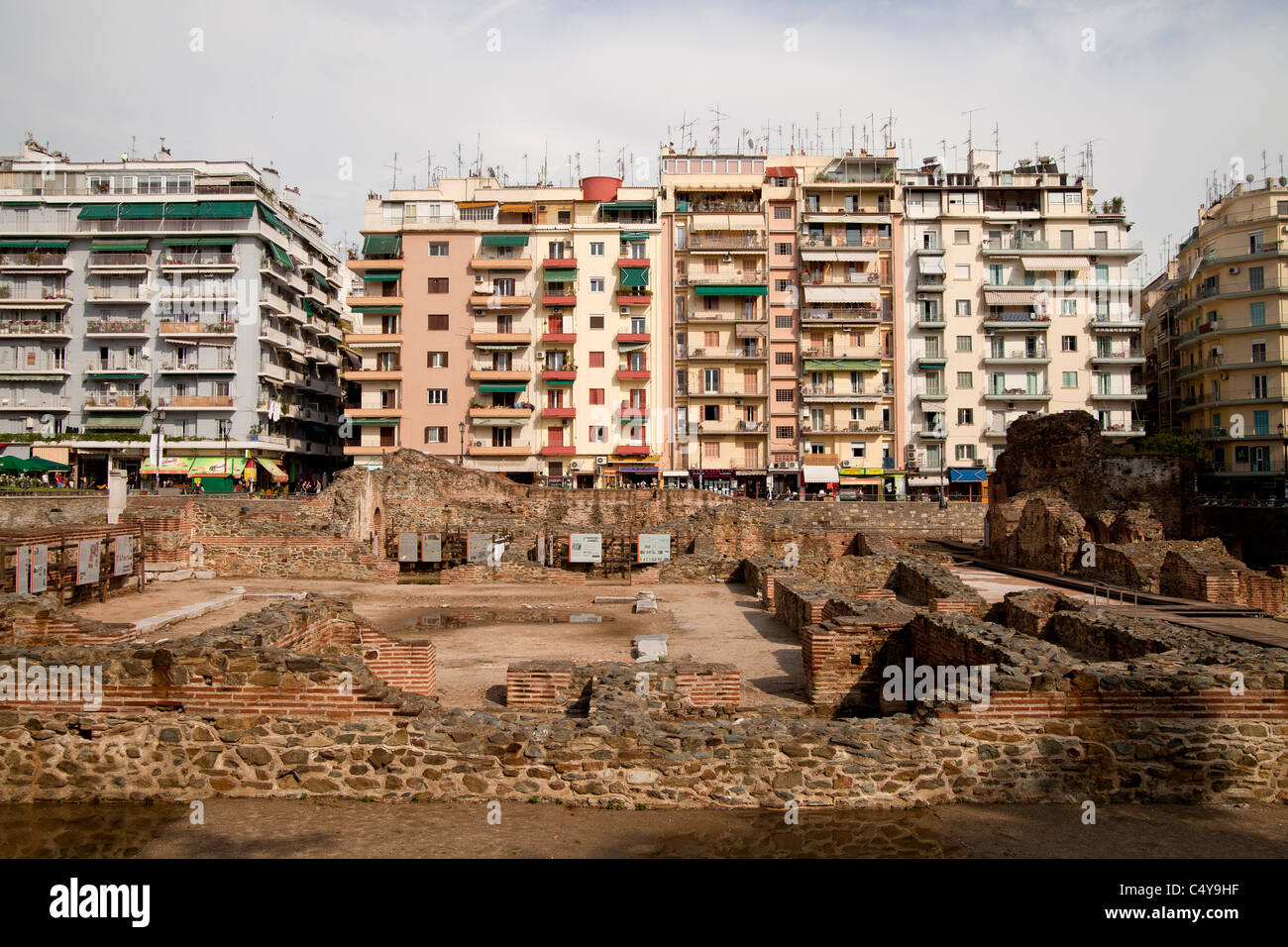 Fouilles romaines et les immeubles à appartements à Thessalonique, Macédoine, Grèce Banque D'Images