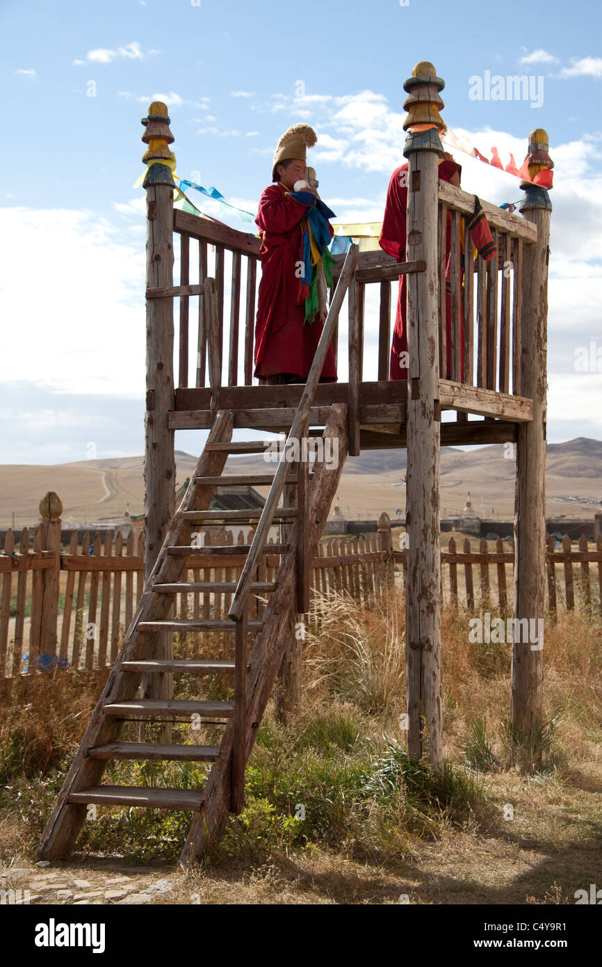 Deux jeunes Dalaï Lama Temple moines soufflant une coquille de conque à l'extérieur du Temple du dalaï-Lama au monastère de Erdene-Zuu Banque D'Images