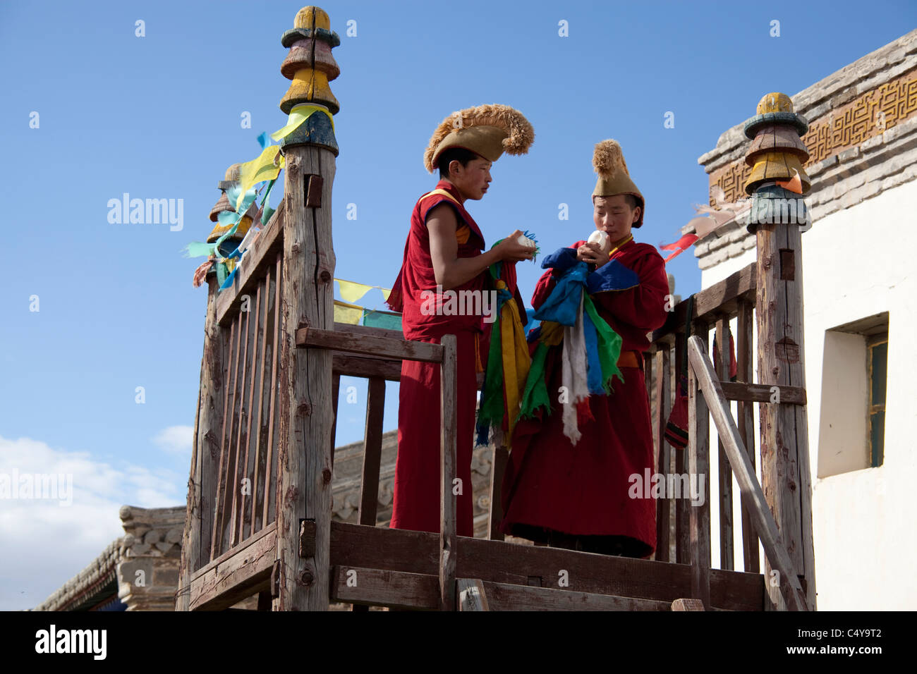 Deux jeunes Dalaï Lama Temple moines soufflant une coquille de conque à l'extérieur du Temple du dalaï-Lama au monastère de Erdene-Zuu Banque D'Images