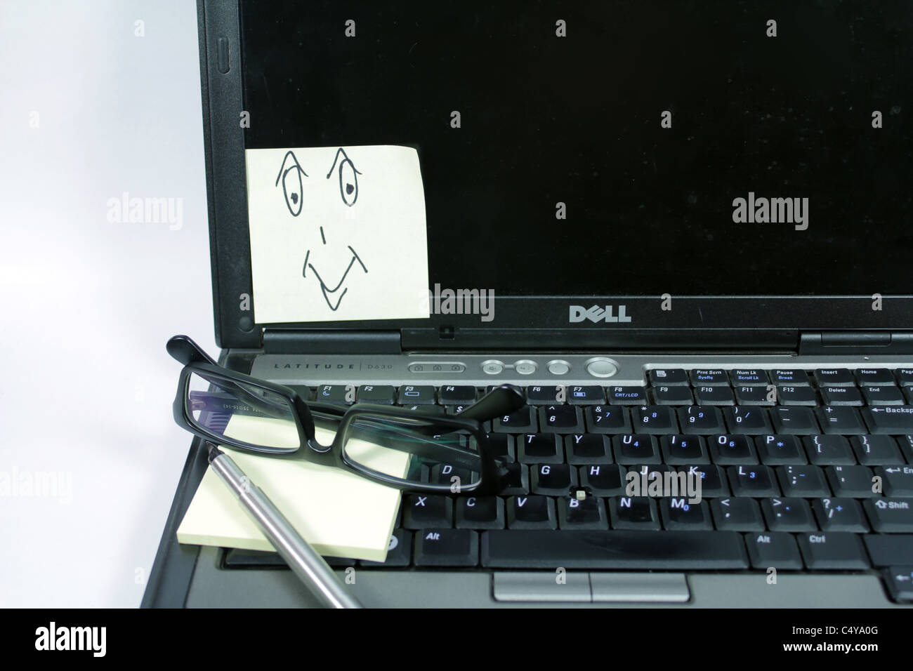 Post-it avec smiley sur un ordinateur portable Banque D'Images