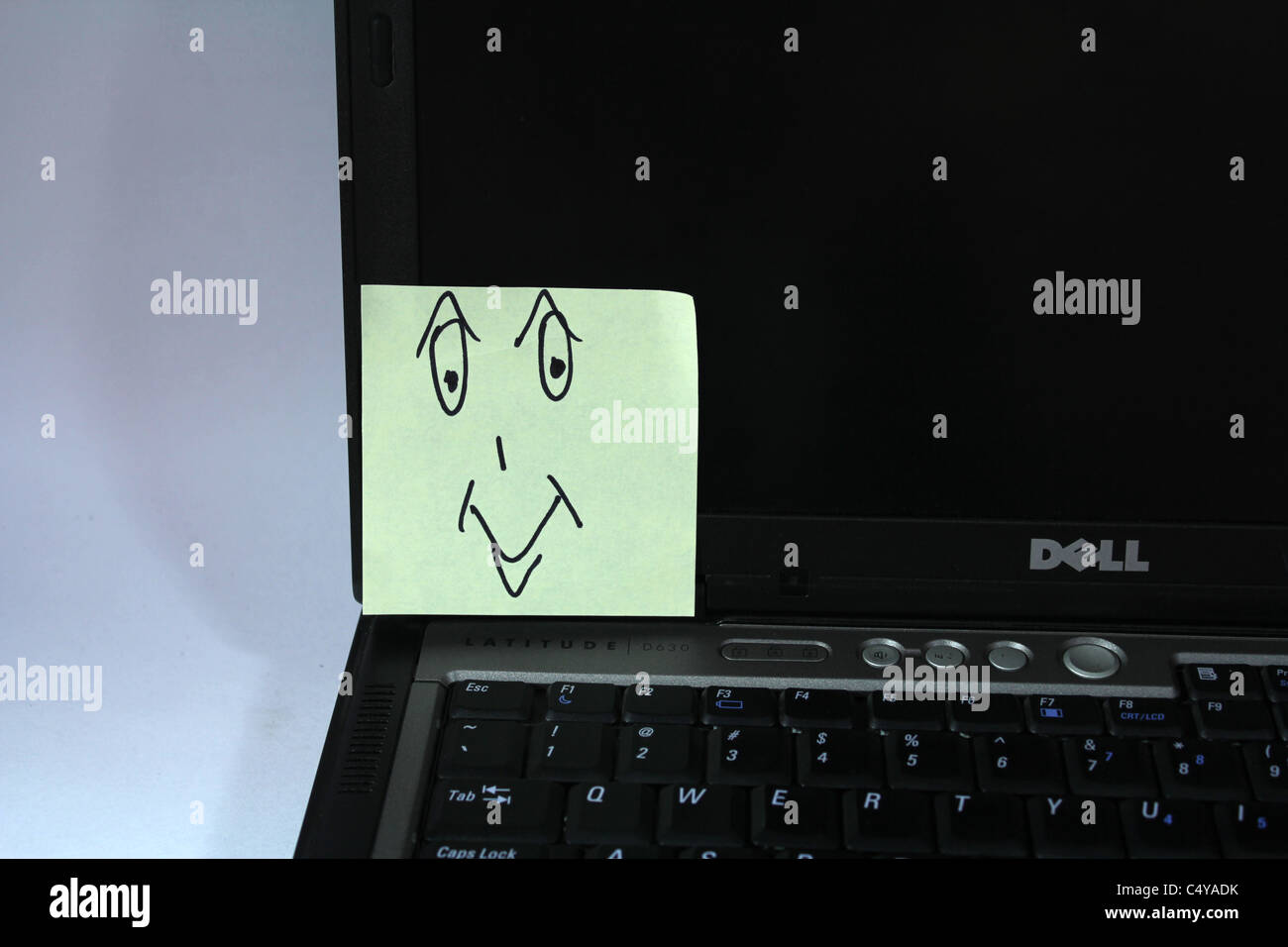 Post-it avec un smiley sur un ordinateur portable Banque D'Images