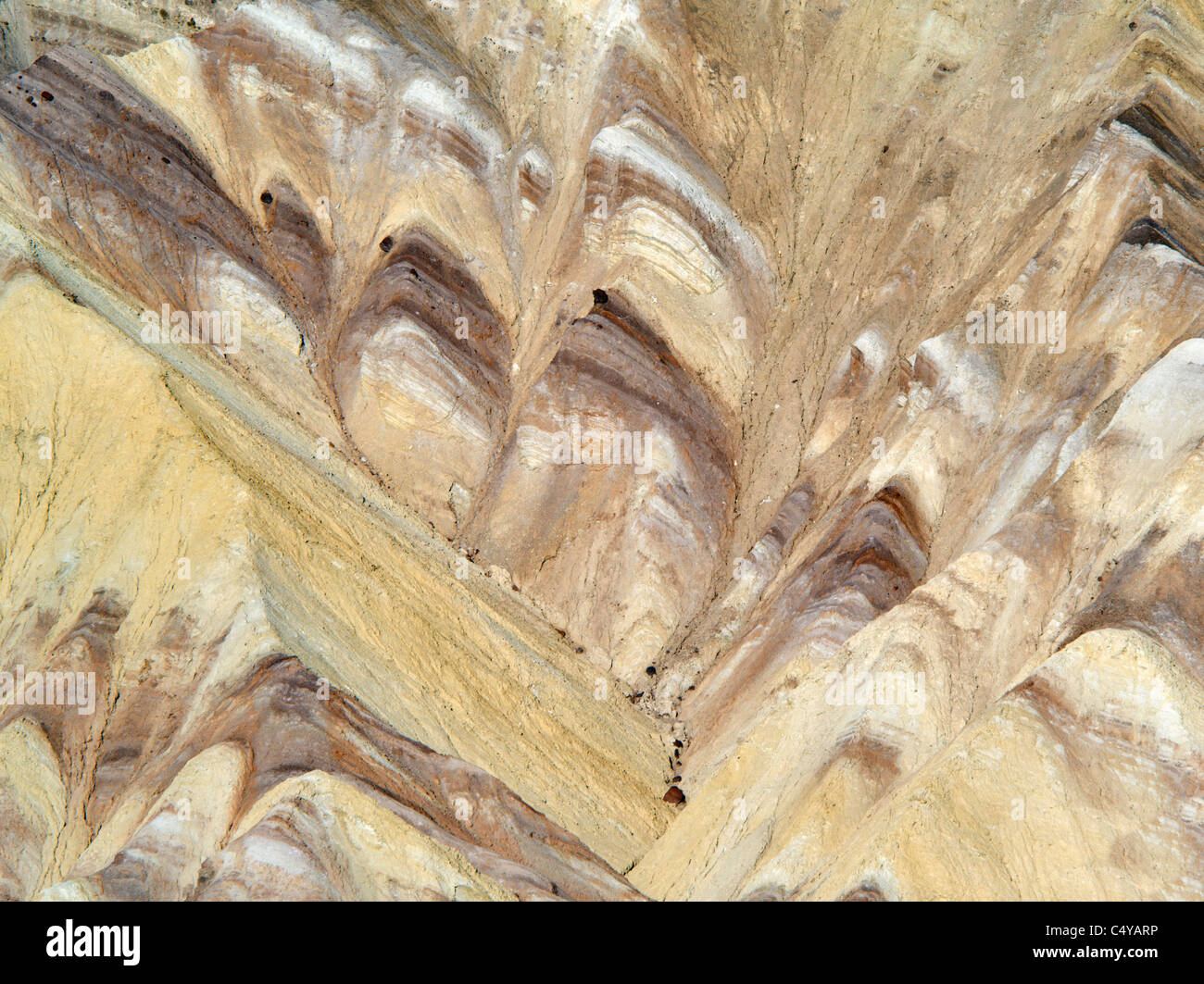 Formations de roches striées de Golden Canyon Trail. Death Valley National Park, Californie Banque D'Images