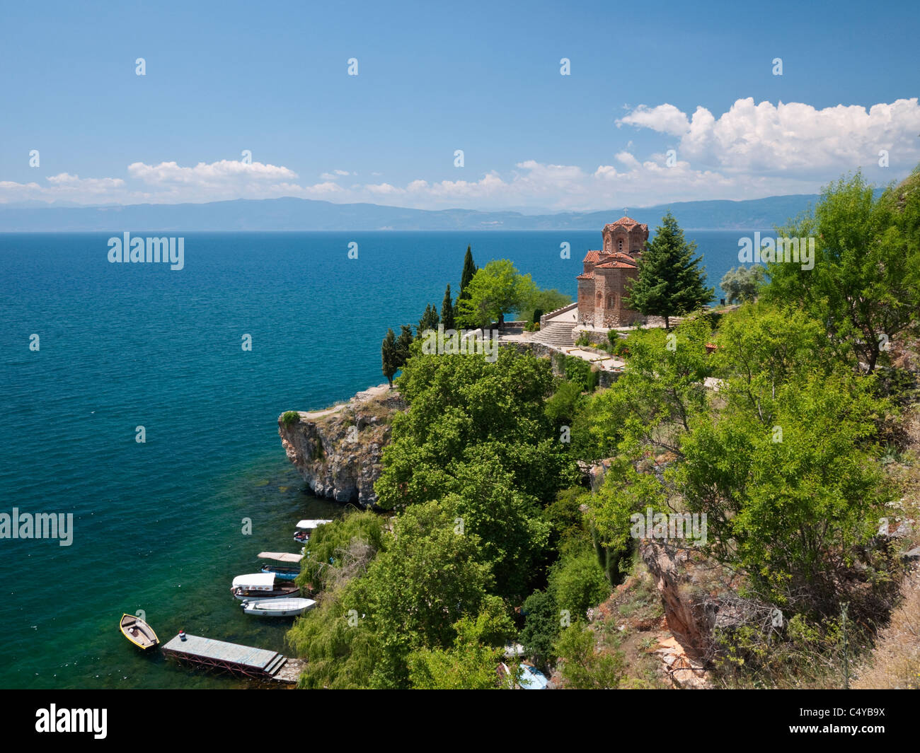 L'église Saint Jean (Sveti Jovan Kaneo) à, situé sur un éperon rocheux au-dessus du lac protégé par l'UNESCO Ohrid, Macédoine Banque D'Images