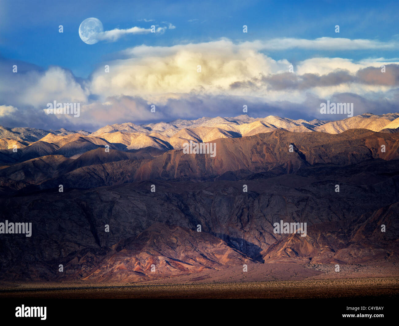 Panamint Mountains avec la lune et la neige. Death Valley National Park, Californie Banque D'Images