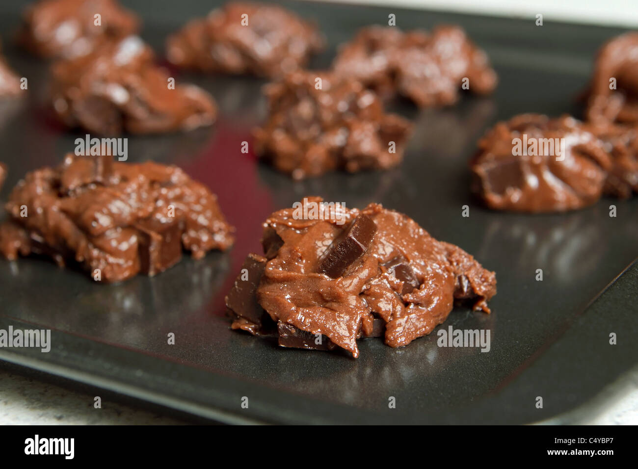 La pâte à biscuits sur une casserole prêt à cuire Banque D'Images