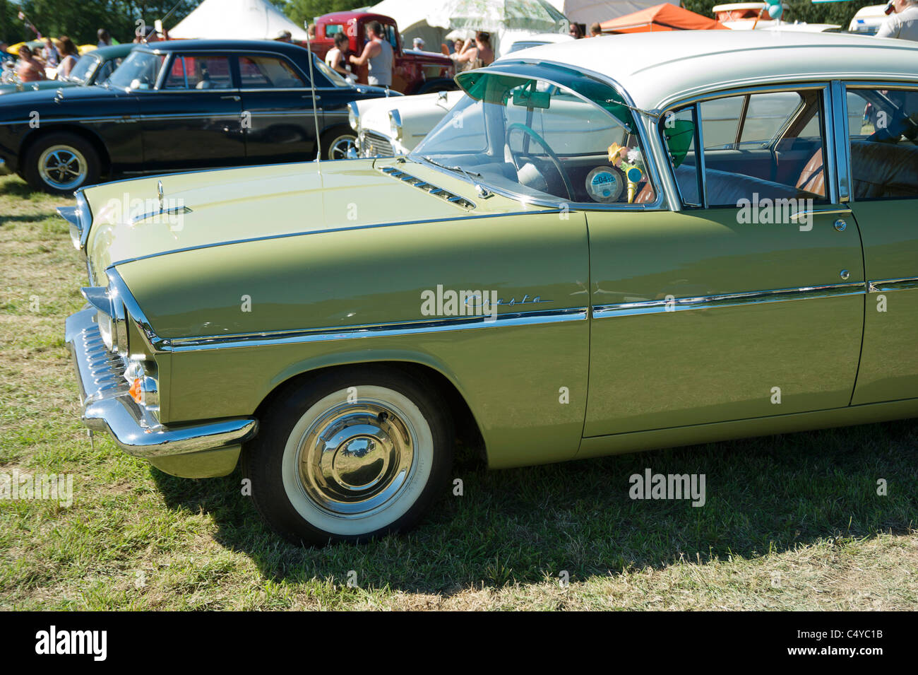 1950 Vauxhall Cresta PA avec mur blanc tire Banque D'Images
