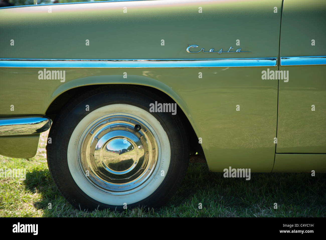 1950 Vauxhall Cresta PA , aile avant, nom, mur blanc tire Banque D'Images
