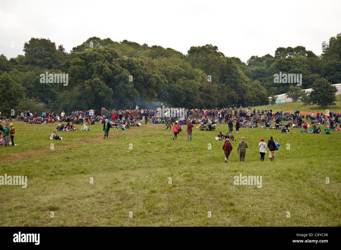 La foule rassemblée à la Stone Circle dans Kings Meadow, Glastonbury Festival 2011 Banque D'Images