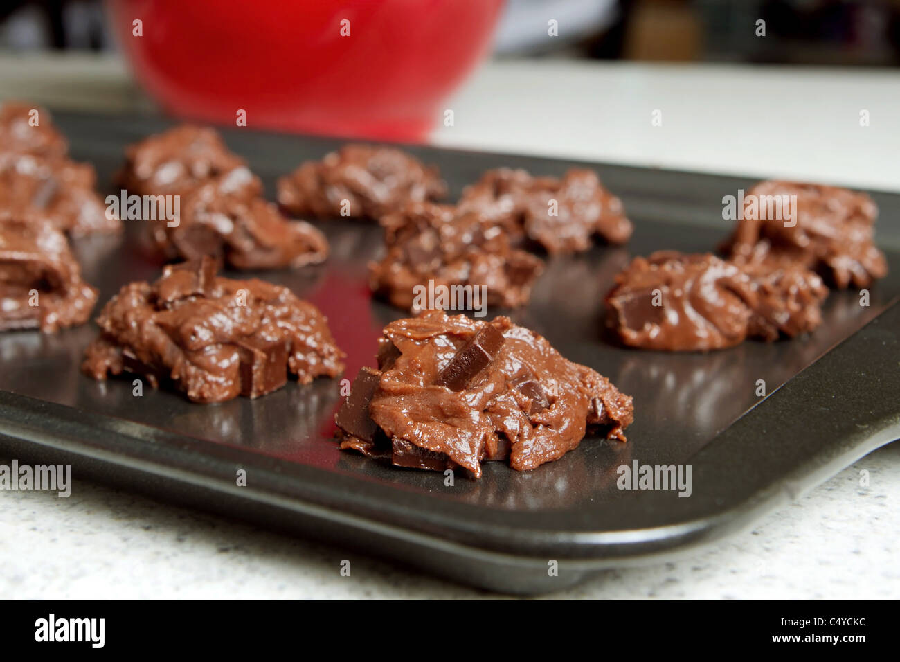 Taches de pâte à frire sur un cookiesheet argent Banque D'Images