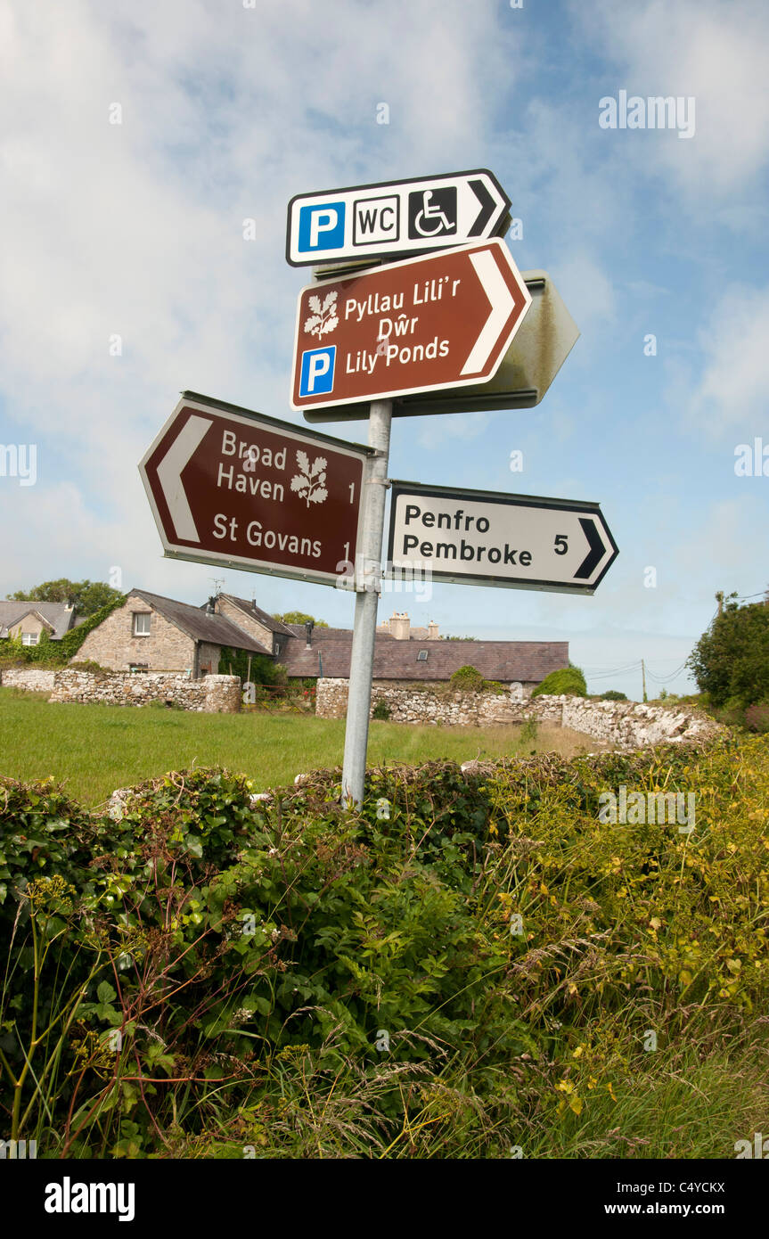 Panneau routier à penfro et Pembroke Bosherton Pembrokeshire Wales UK village Banque D'Images