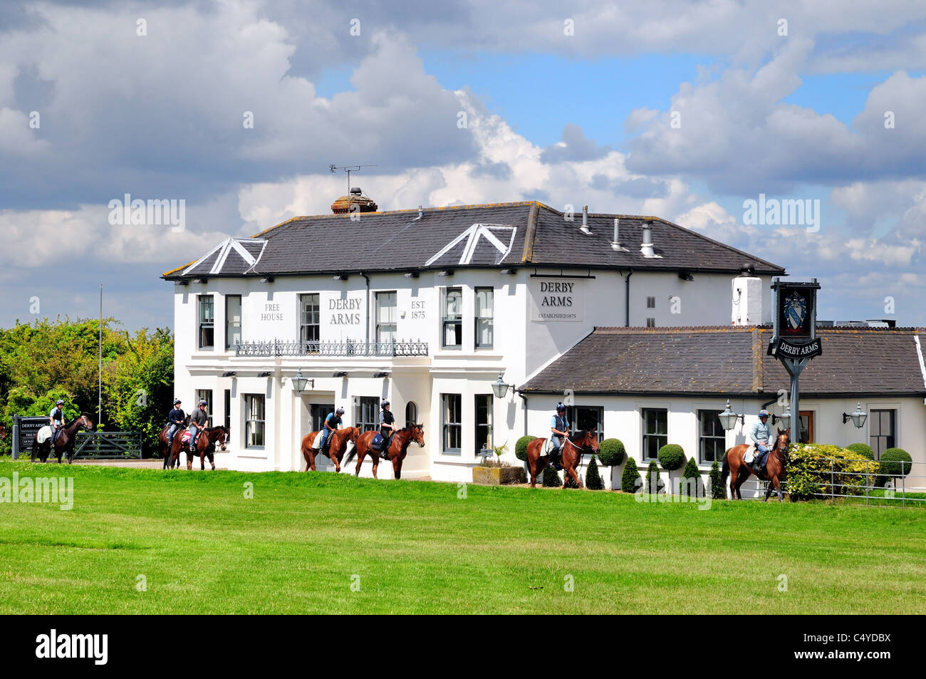Les racechevaux sont exercés à l'extérieur du Derby Arms pub, Surrey Epsom Angleterre Royaume-Uni Banque D'Images