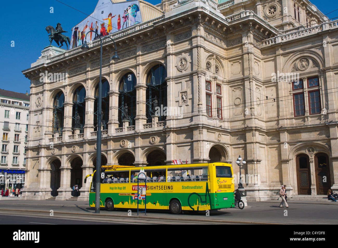 Bus de tourisme en face de l'Opéra d'état de l'opéra le long de la Ringstrasse de Vienne Innere Stadt Banque D'Images