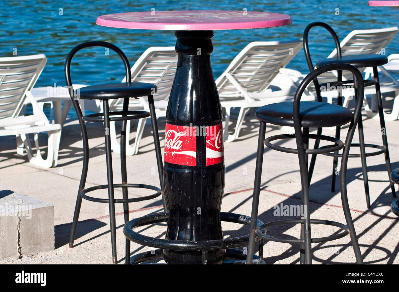 Coca-Cola table sur une plage, Cavtat, Croatie Banque D'Images