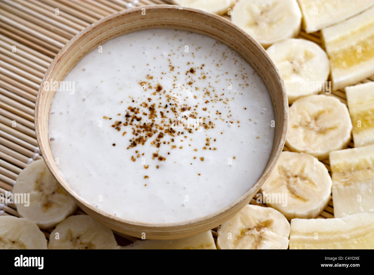 Bols avec du yogourt aromatisé avec banane indiennes garam masala. Banque D'Images