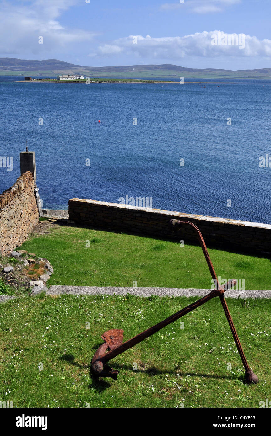 Le port de Stromness et Rusty anchor, Mainland, Orcades, en Écosse. Banque D'Images
