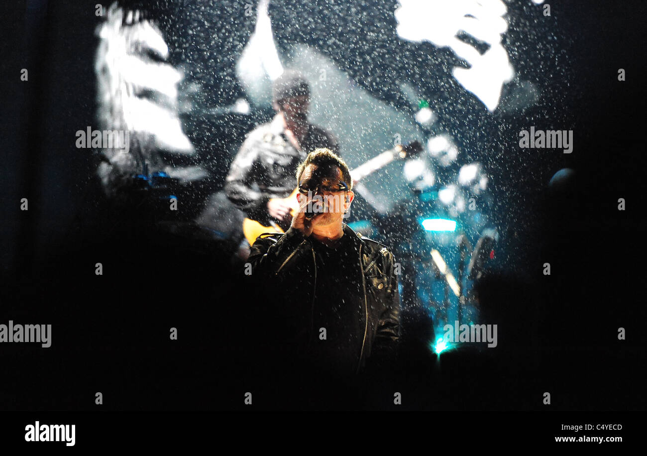 Bono le chanteur de U2 sur la scène Pyramide 2011 glastonbury Banque D'Images