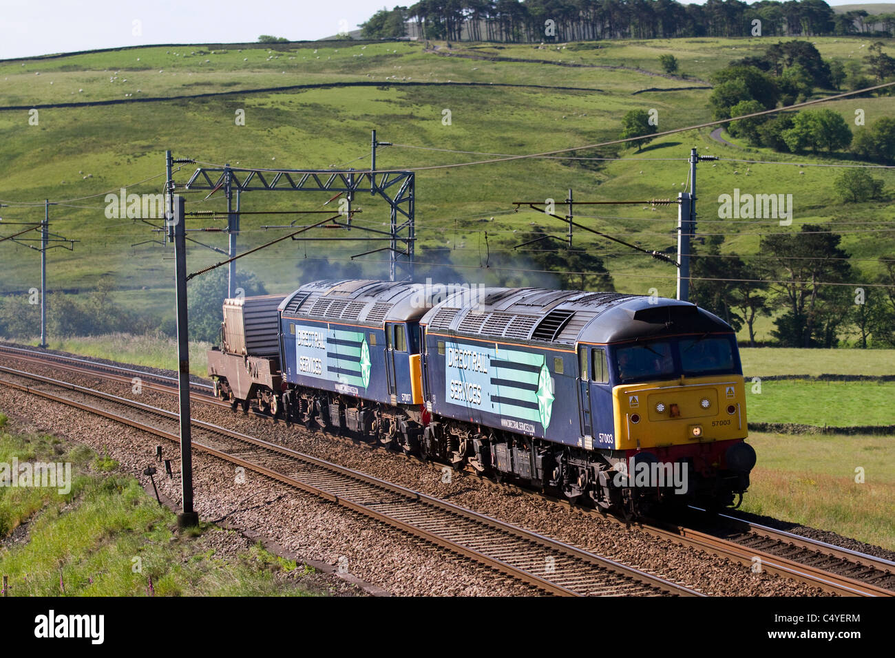 Direct Rail Service 57007 et 57003 DRS train transportant le réservoir de combustible nucléaire usé à Shap, Cumbria, Royaume-Uni Banque D'Images