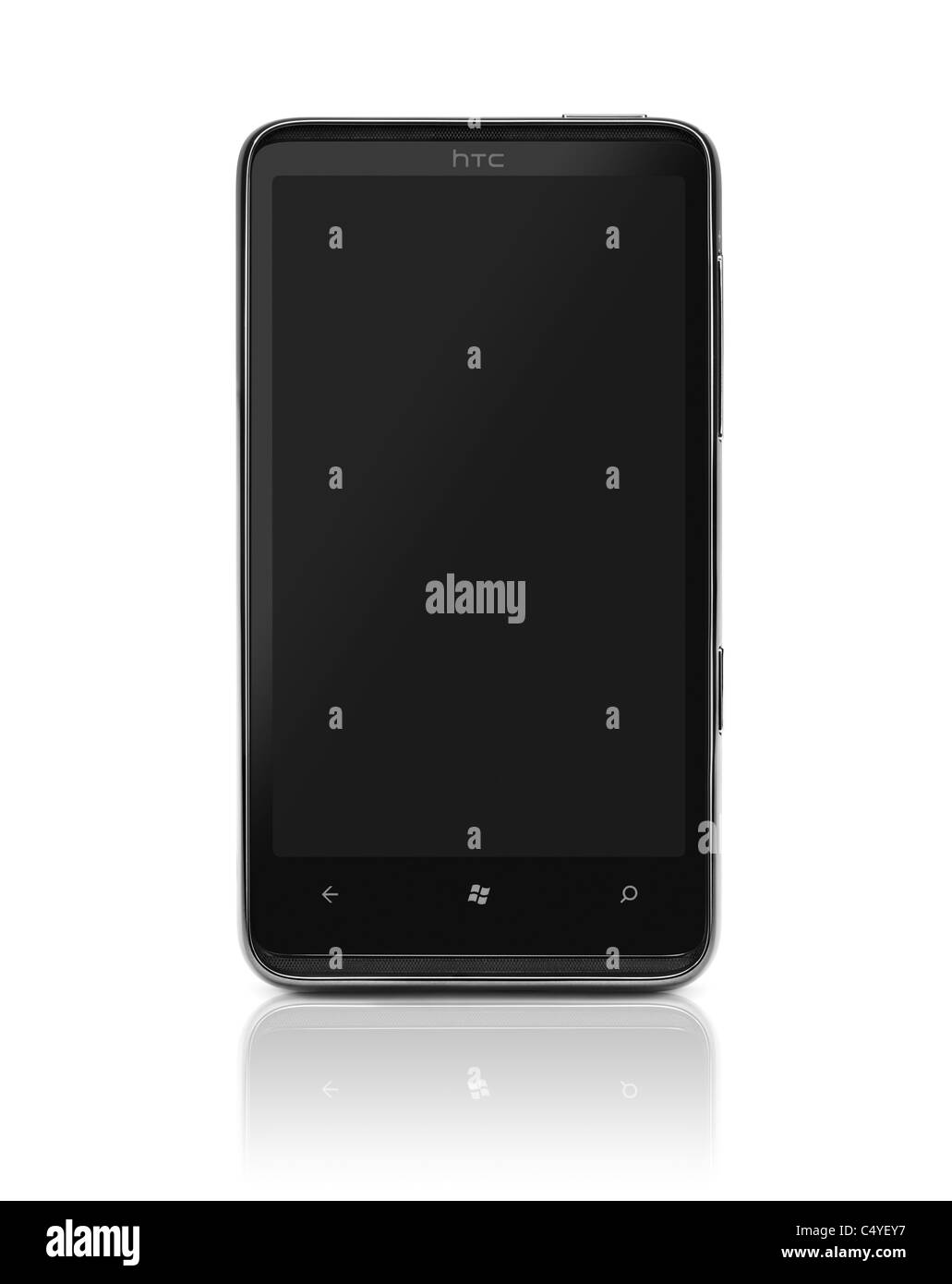 7 Windows Phone. HTC HD7 Smartphone avec écran clair isolé sur fond blanc. Photo de haute qualité. Banque D'Images