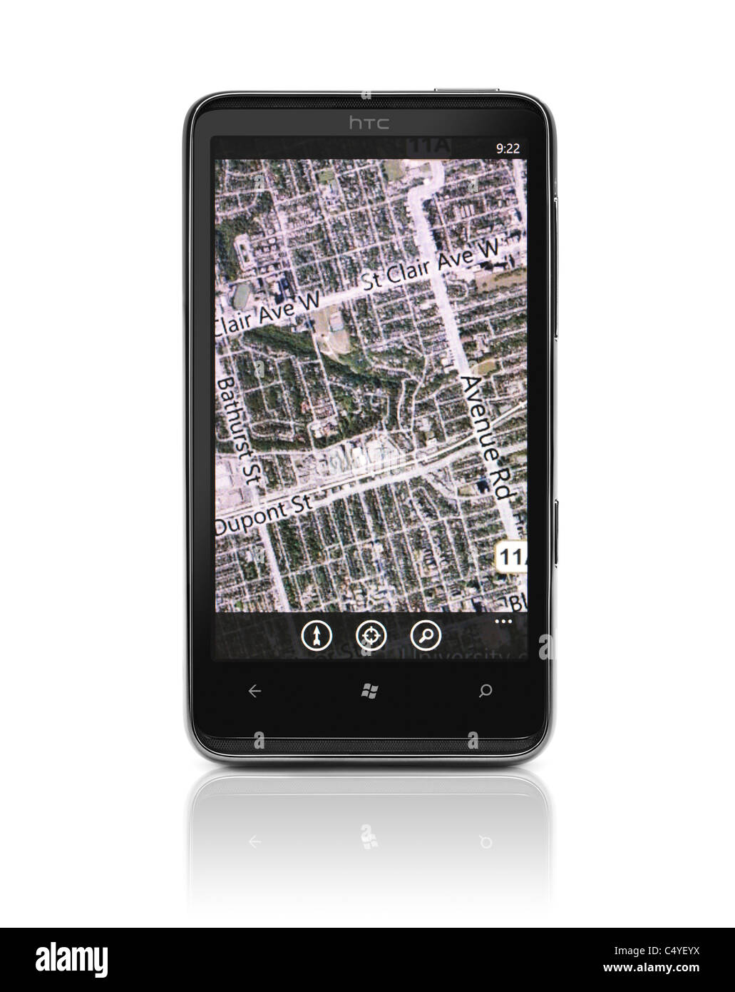 7 Windows Phone. HTC HD7 smartphone avec Bing Maps navigation GPS sur son affichage isolé sur fond blanc Banque D'Images